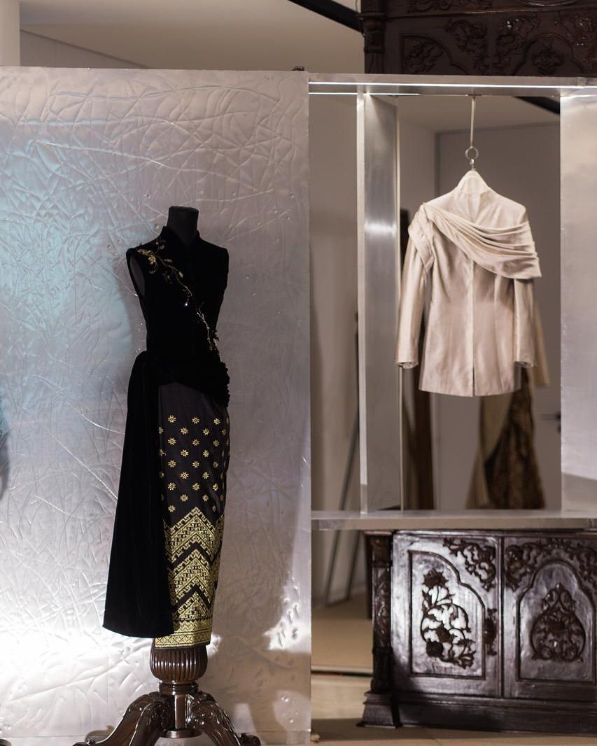 Turut ambil bagian sebagai direktur artistik dalam instalasi koleksi TANGAN Privé 2025 adalah Shadtoto Studio, yang kepekaan visonernya dalam menciptakan dunia imersif menghadirkan dramatika ruang dan kesinambungan visual dalam keseluruhan pameran (Foto: TANGAN Privé)