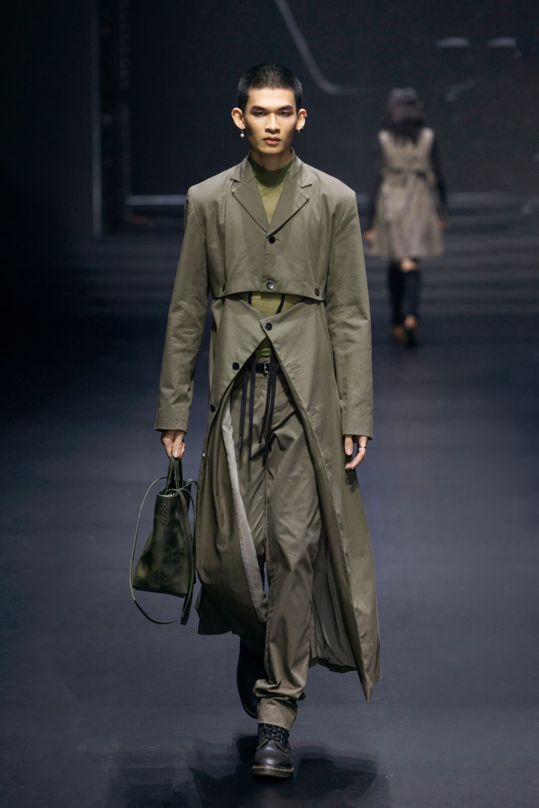Jaket dan blazer disajikan dalam versi longgar maupun pas, dengan struktur yang bisa disesuaikan mengikuti preferensi atau gerak tubuh pemakainya (Foto: STUDIOMORAL)