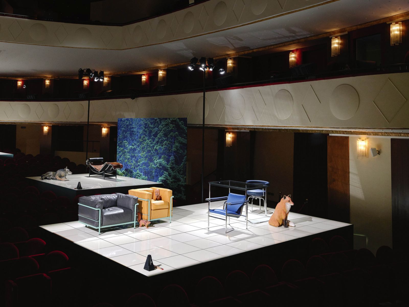The stage props include animal statues. (Photo: Omar Sartor)