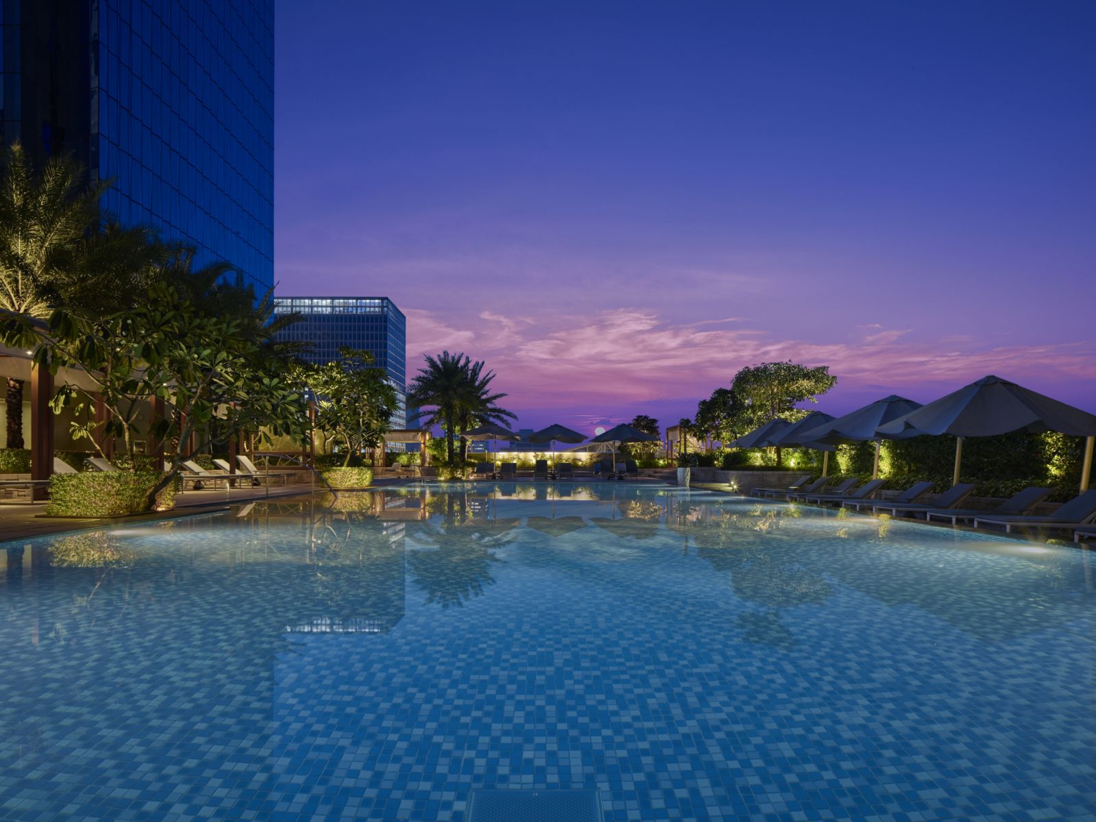 The pool in Shangri-La The Fort, Manila (Photo: courtesy of Shangri-La The Fort, Manila)