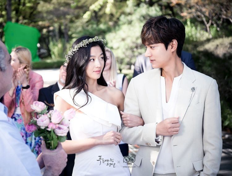 Lee Min-ho and Jun Ji-hyun are a legendary pairing in the romance fantasy ‘Legend of the Blue Sea’. (Photo: IMDb)