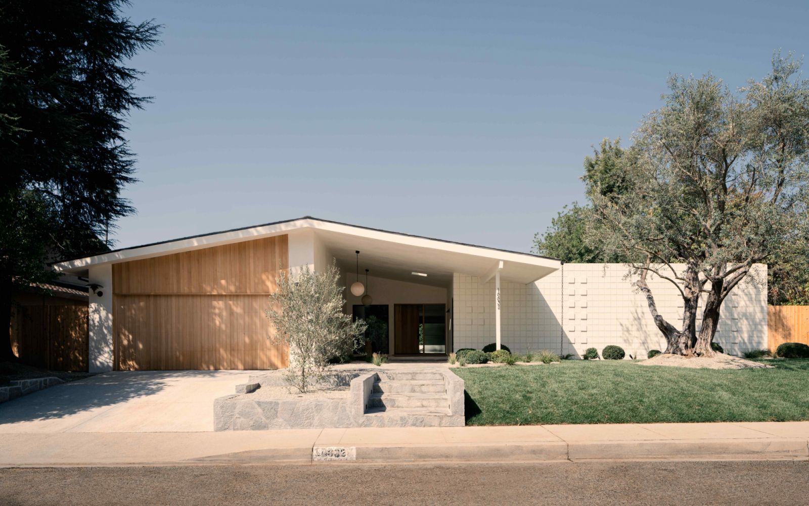 Originally built in 1963, the mid-century home is located in the highly coveted Brentwood neighbourhood of Los Angeles