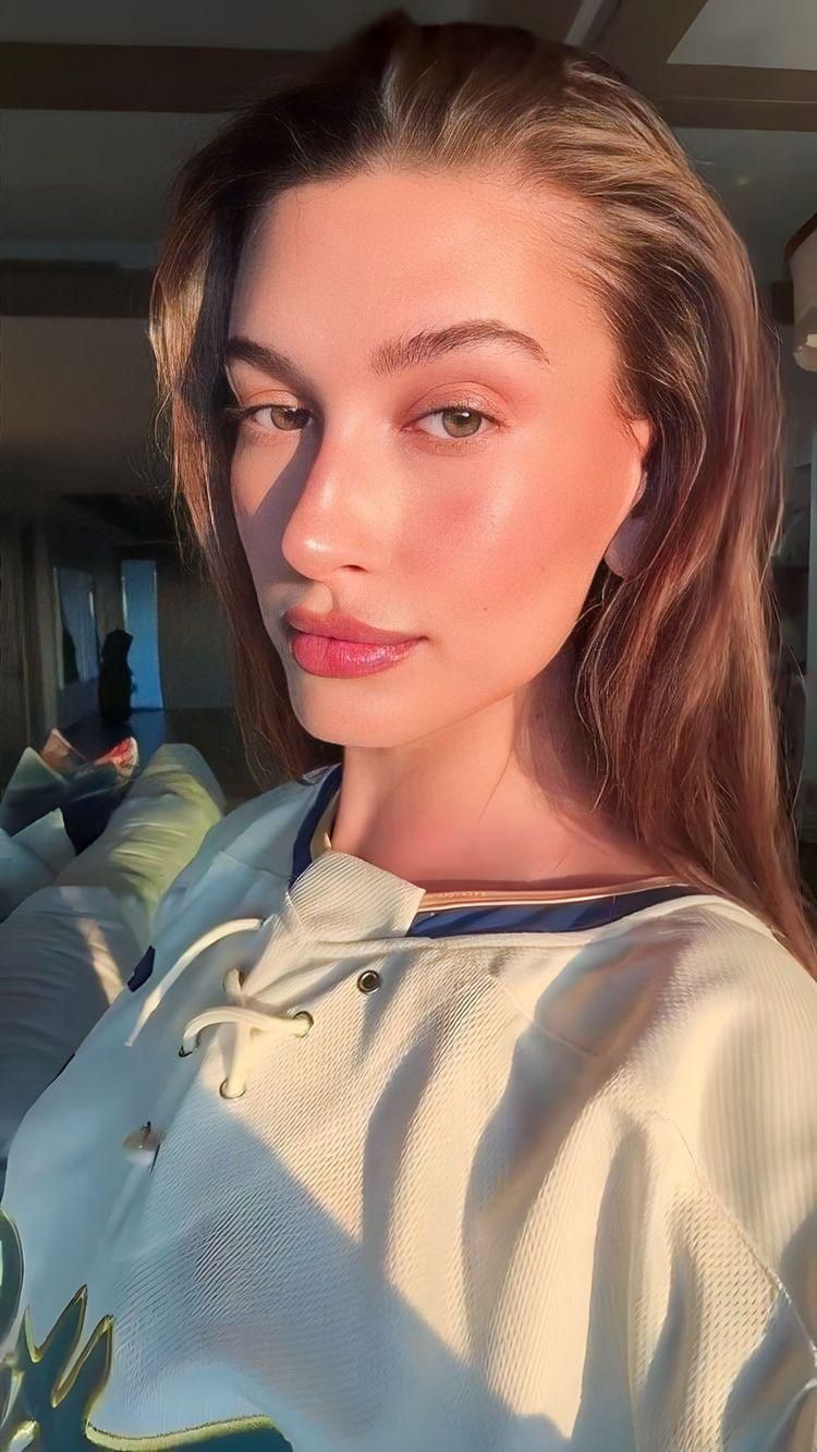 Hailey Bieber trung thành với kỹ thuật trang điểm mắt tối giản nhưng vẫn tạo chiều sâu và nét tinh tế đầy mê hoặc - Nguồn ảnh: Reddit