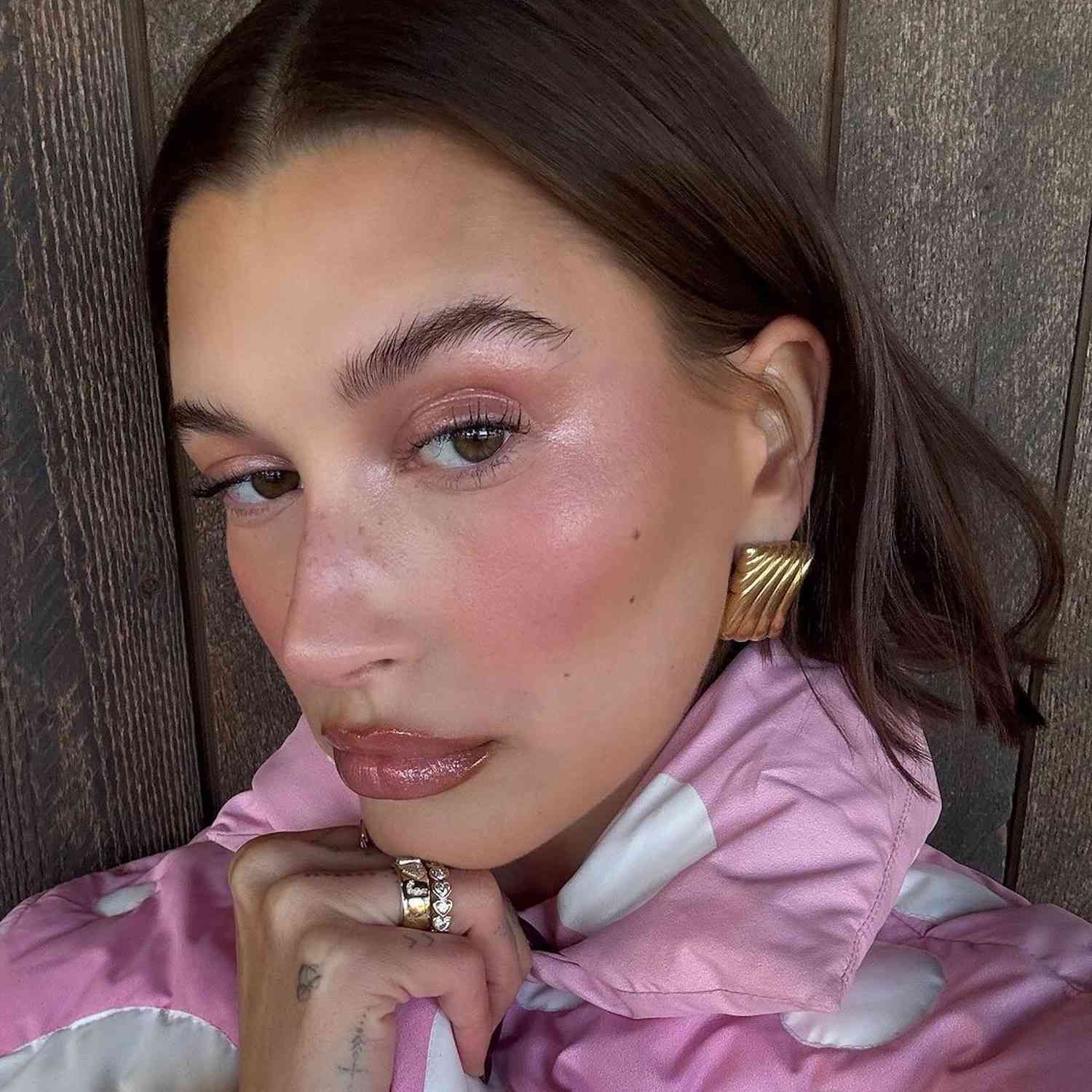 Với undertone ấm dịu thuộc nhóm soft autumn, Hailey Bieber khéo léo lựa chọn những tông màu giúp da cô tươi sáng hơn một cách tự nhiên. Ảnh: Byrdie