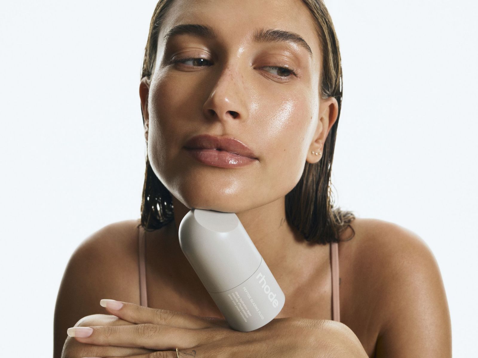 Rhode Peptide Glazing Fluid cung cấp độ ẩm tối ưu và củng cố hàng rào bảo vệ da, tạo nên lớp màng ẩm mượt. Ảnh: Glamour