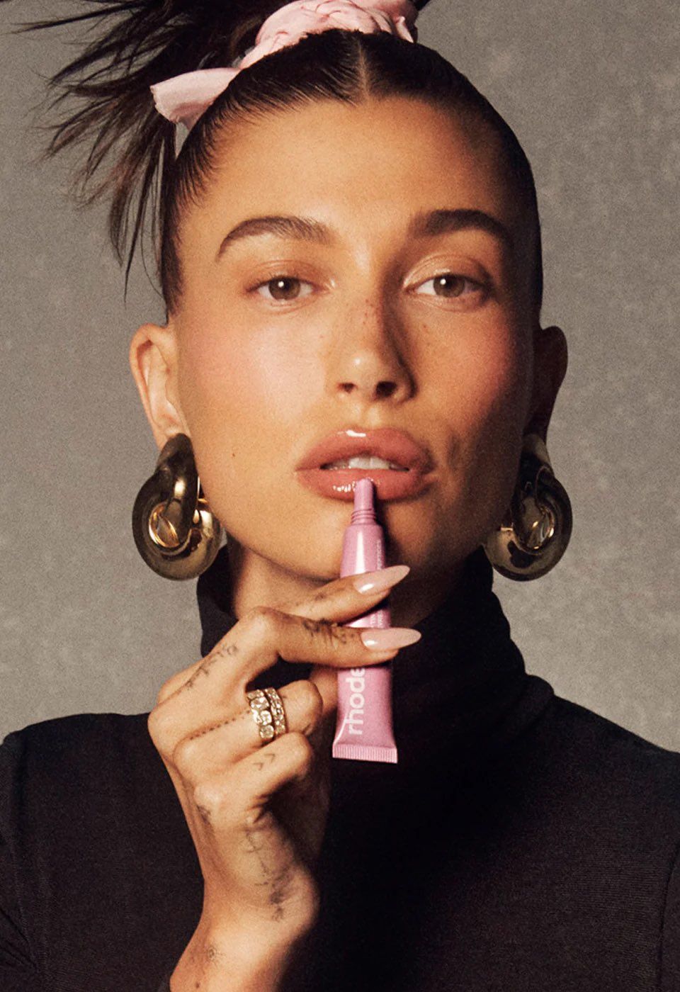 Hailey Bieber đặc biệt chú trọng vào việc dưỡng môi sâu. Làn môi mềm mại đủ ẩm chính là nền tảng cho mọi lớp son bóng nhẹ, tint mỏng hay contour tán mờ. Ảnh: Hailey Bieber Outfits