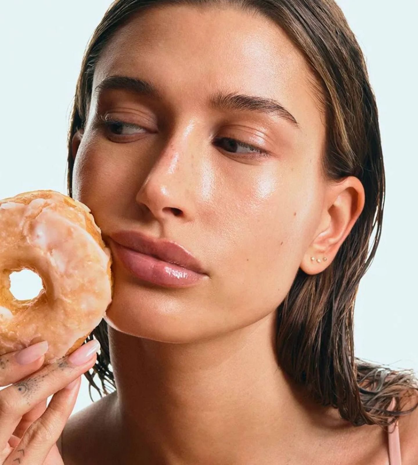 Sự “tưới tắm” hài hòa giữa dưỡng chất đã dệt nên lớp lụa “glazed donut” biểu tượng của nữ siêu mẫu người Mỹ. Ảnh: The Clinic