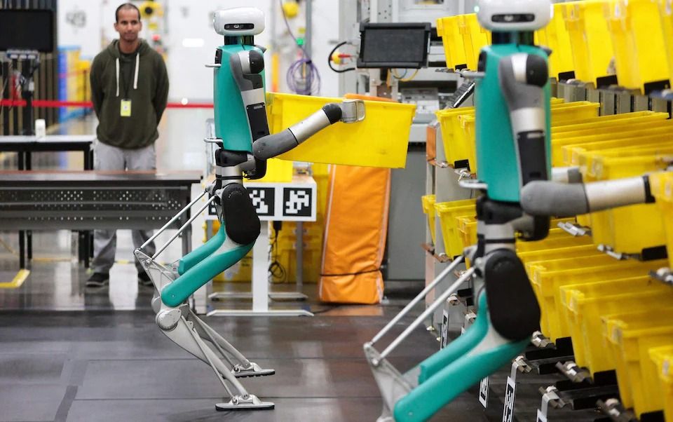 Amazon đang vận hành robot trong việc nhặt và thu gom các giỏ rỗng cho công nhân. Ảnh: Telegraph