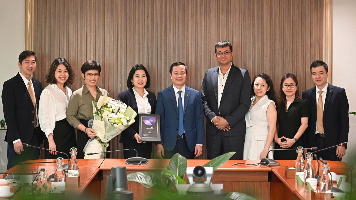 The ceremony recognising Vietcombank as one of the “Top 30 most valuable brands in Southeast Asia 2024” was attended by Mr Sumit Kamra – Director of Strategy Development at Kantar Insights – and Mr Le Hoang Tung, Deputy General Director of Vietcombank, alongside senior leaders and staff from both sides (photo: Facebook/Vietcombank)