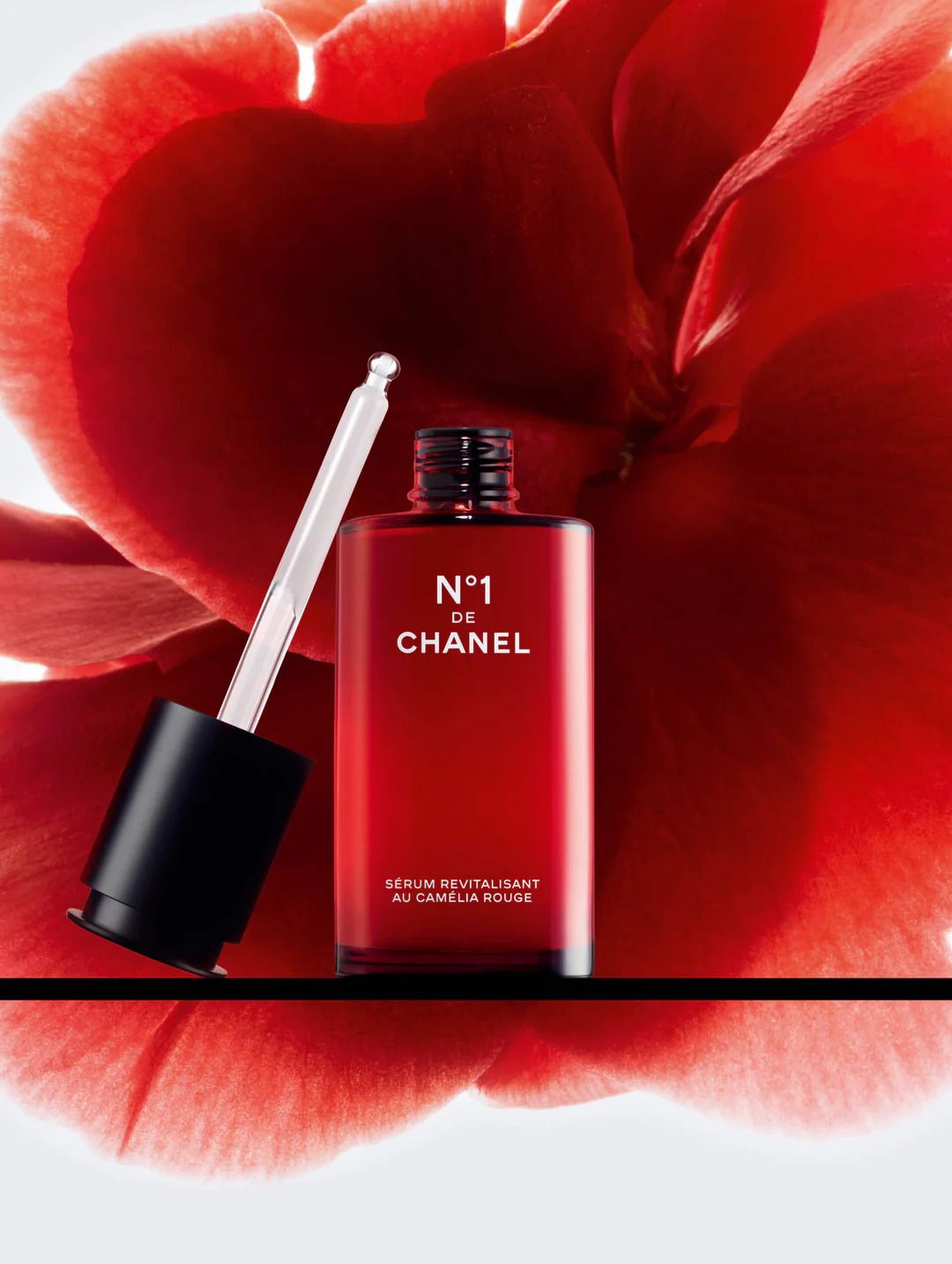 CHANEL N°1 Red Camellia Revitalising Serum (photo: Kallos Việt Nam)