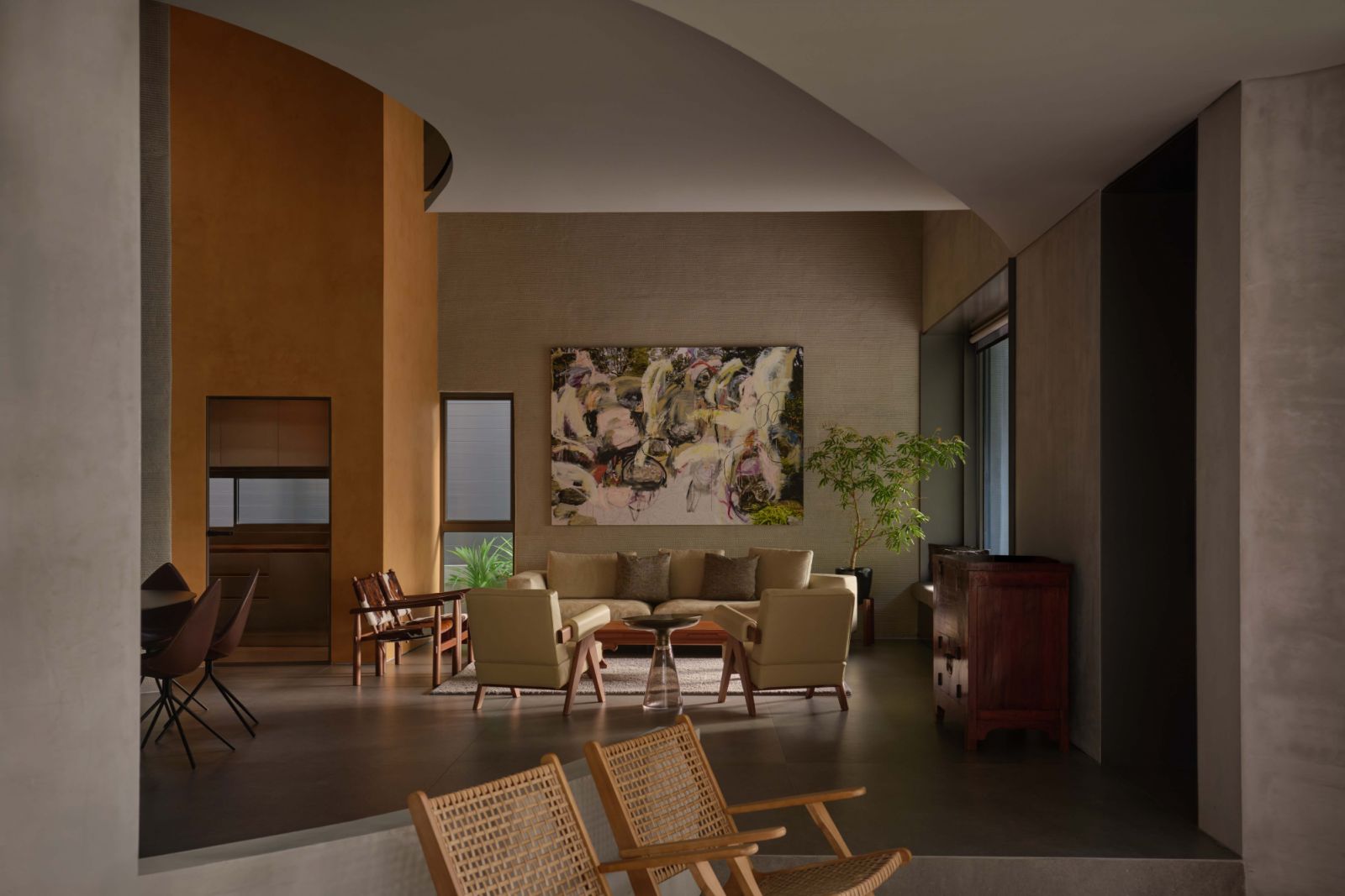 Viewed from the lounge, the living spaces unfold beneath sinuous curves and textured 3D-printed walls, showcasing how architecture and atmosphere are seamlessly interwoven