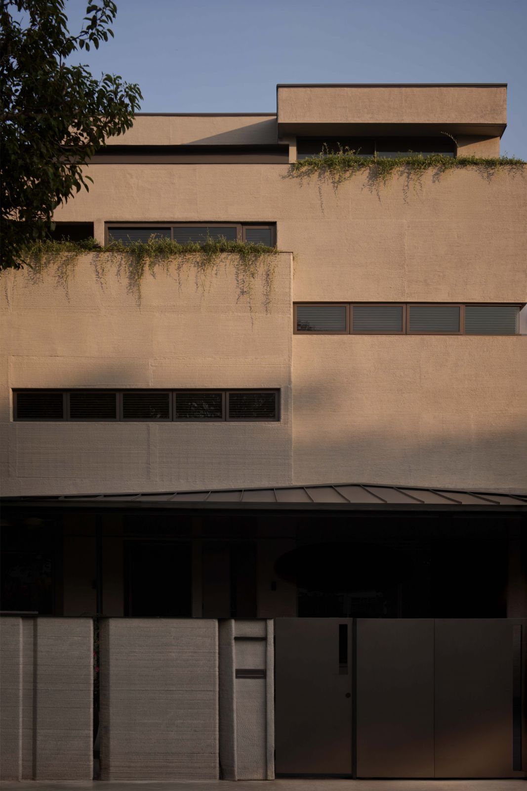 The home’s façade in Bukit Timah reveals its distinctive striated concrete texture, a defining feature of the 3D-printed construction developed in collaboration with CES_InnovFab