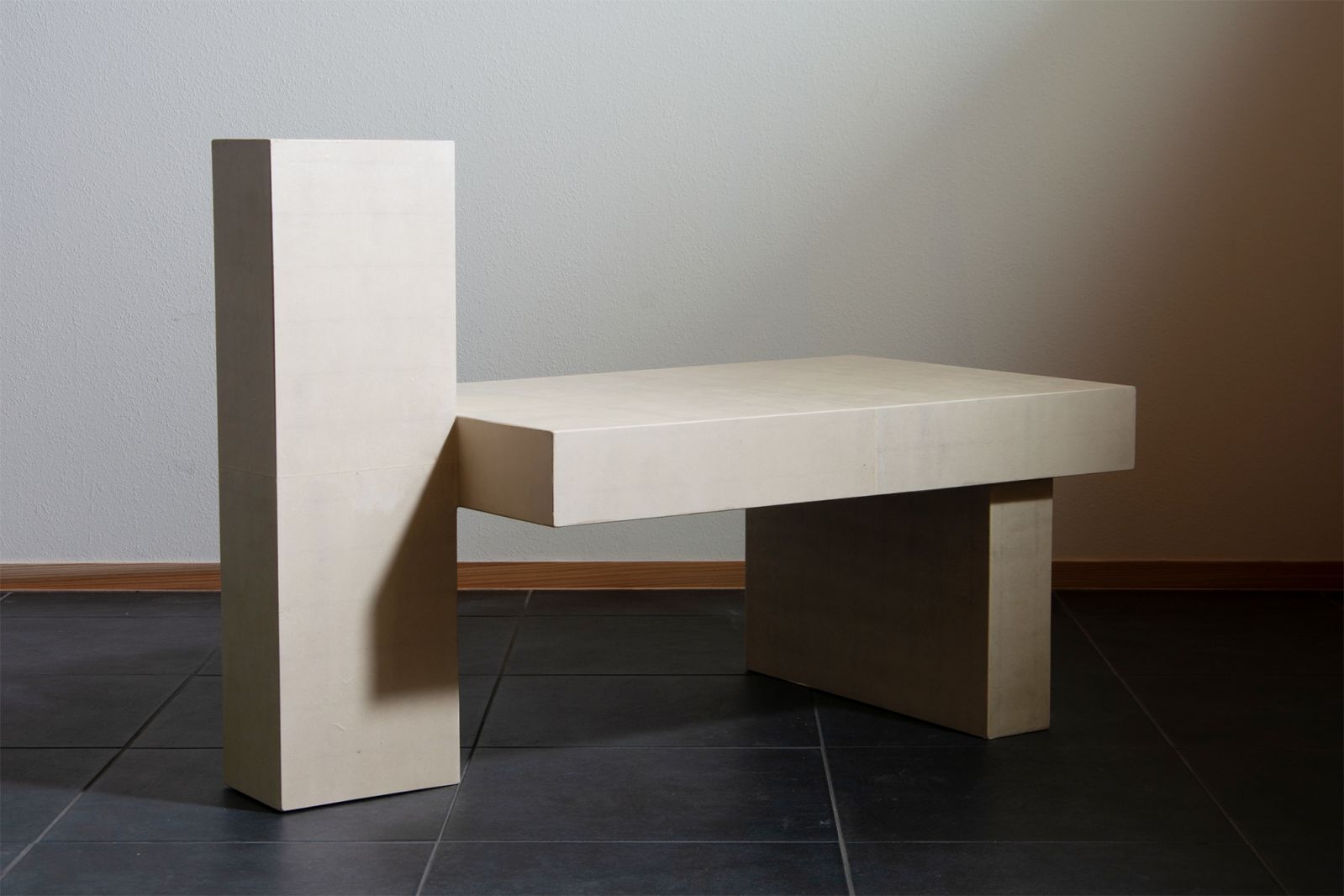 A French polish finishing technique (applying layers of thin shellac) produces a slight sheen (Photo: Takeru Sato)