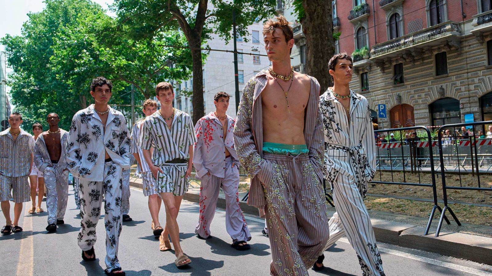 Dolce & Gabbana returns to the men’s fashion spotlight with the “Pyjama Boys” collection, stirring excitement at Milan Fashion Week 2026 (photo: Risbel Magazine)