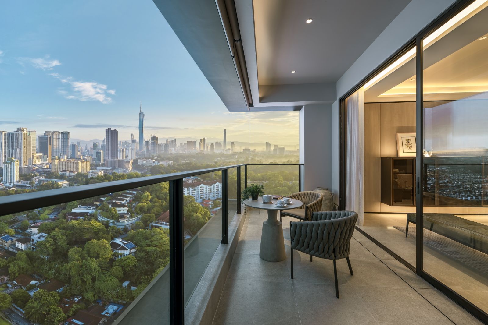 The main balcony boasts an expansive length, providing a large overhang and enhanced shade, featuring motorised solar protection blinds by Serge Ferrari for UV protection and Low-E glass to reduce heat transmission and UV light penetration