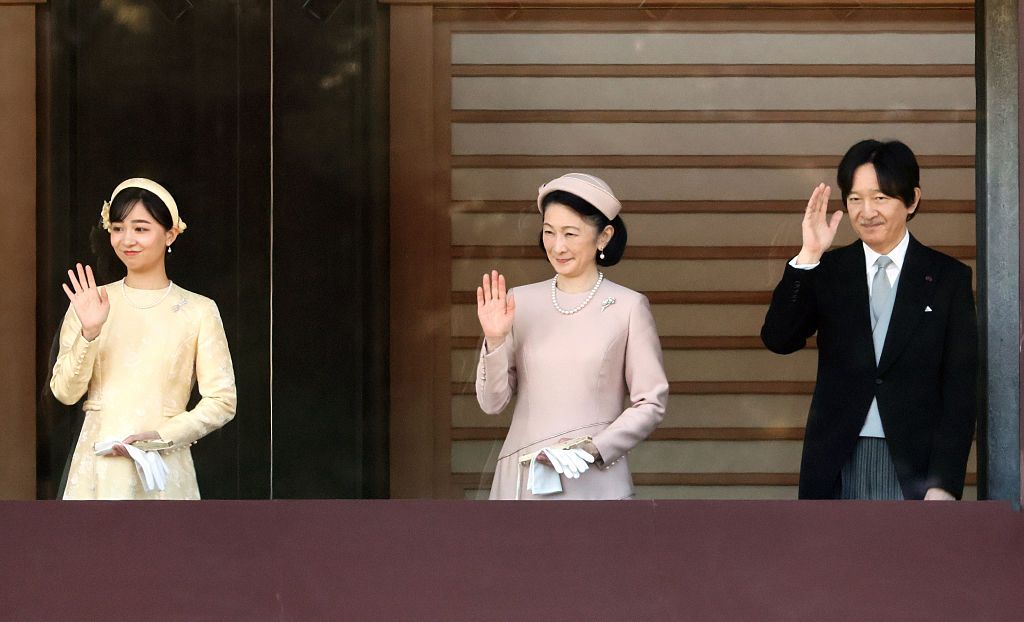 Le prince héritier Fumihito d'Akishino, la princesse héritière consort Kiko d'Akishino et la princesse impériale Kako d'Akishino au balcon du palais impérial à Tokyo le 23 février 2025. (Photo by YOSHIKAZU TSUNO/Gamma-Rapho via Getty Images)