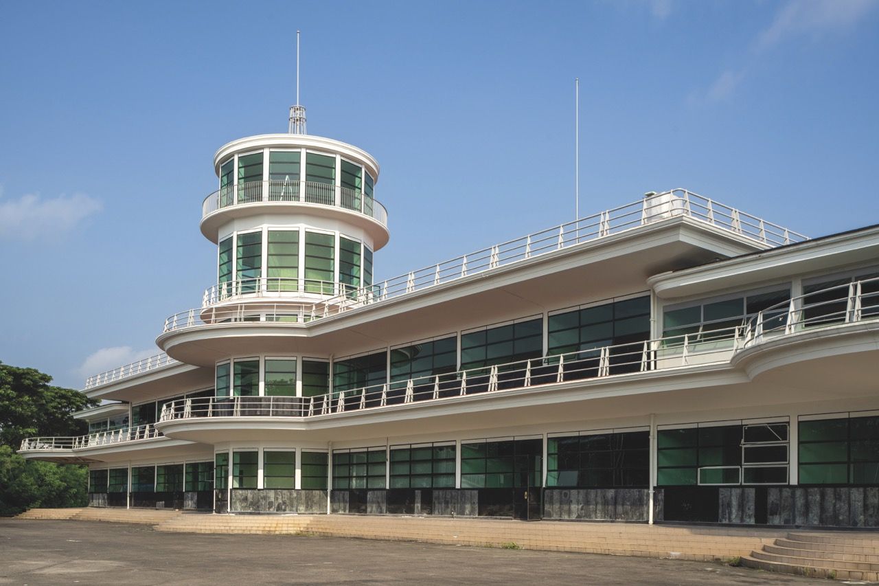 The former Singapore Civil Aerodrome (Kallang Airport, 1937) blends  a streamline moderne exterior with various  
art deco details (Photo: Darren Soh)