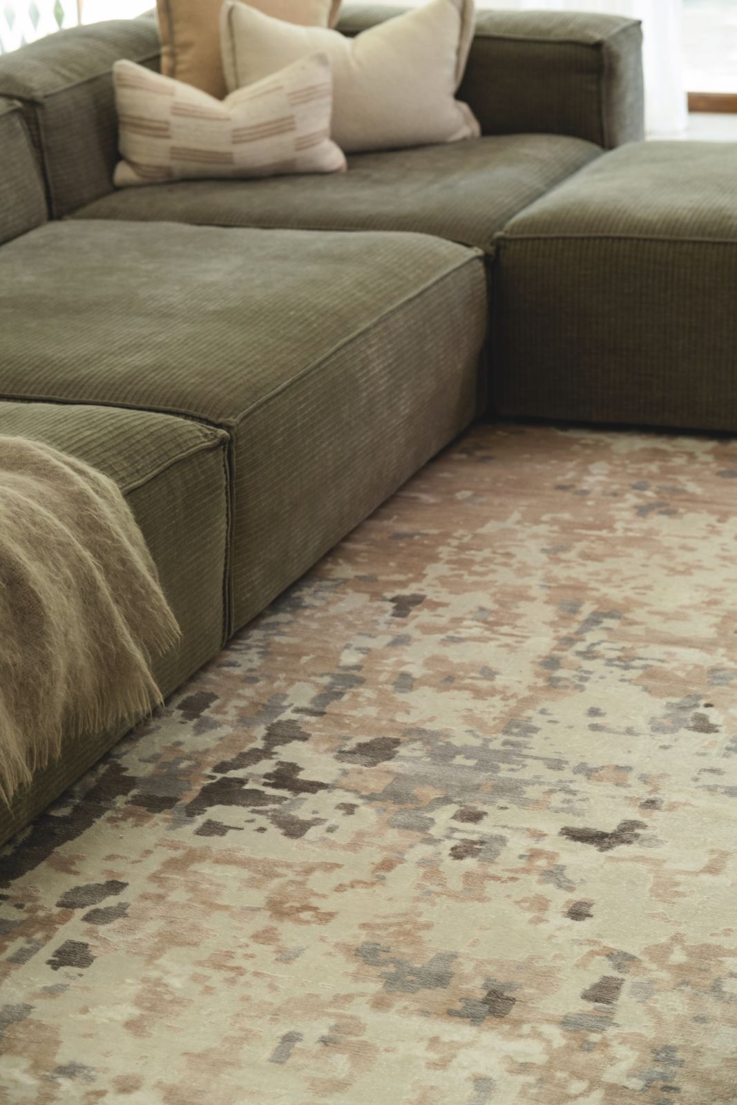 A close-up look at the Kensington Abstract Rug’s pattern