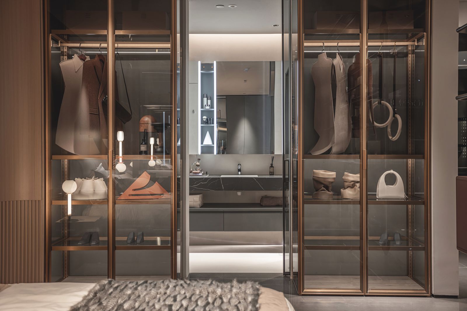 Where dressing meets ritual, Aurora II brings a radiant calm to transitional spaces