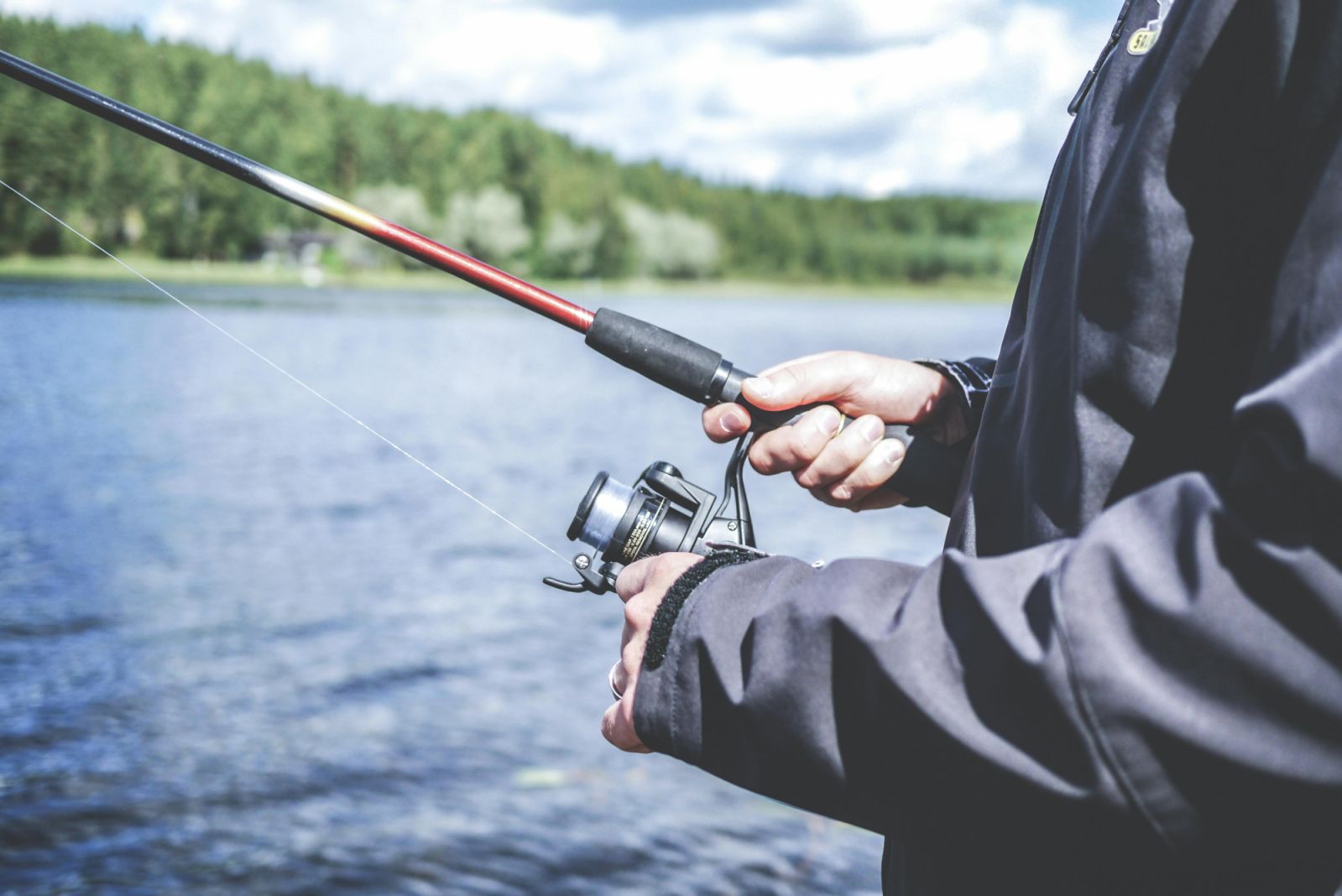 A man fishing in a lake (Photo: Pexels/Lum3n)