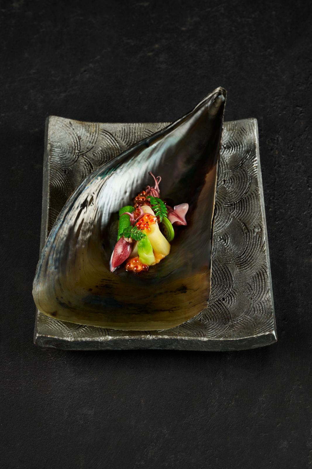 Spring season tairagai with hotaru-ika, shiro asparagus, and sugar snap peas (Photo: Hamamoto) tanjong pagar food guide