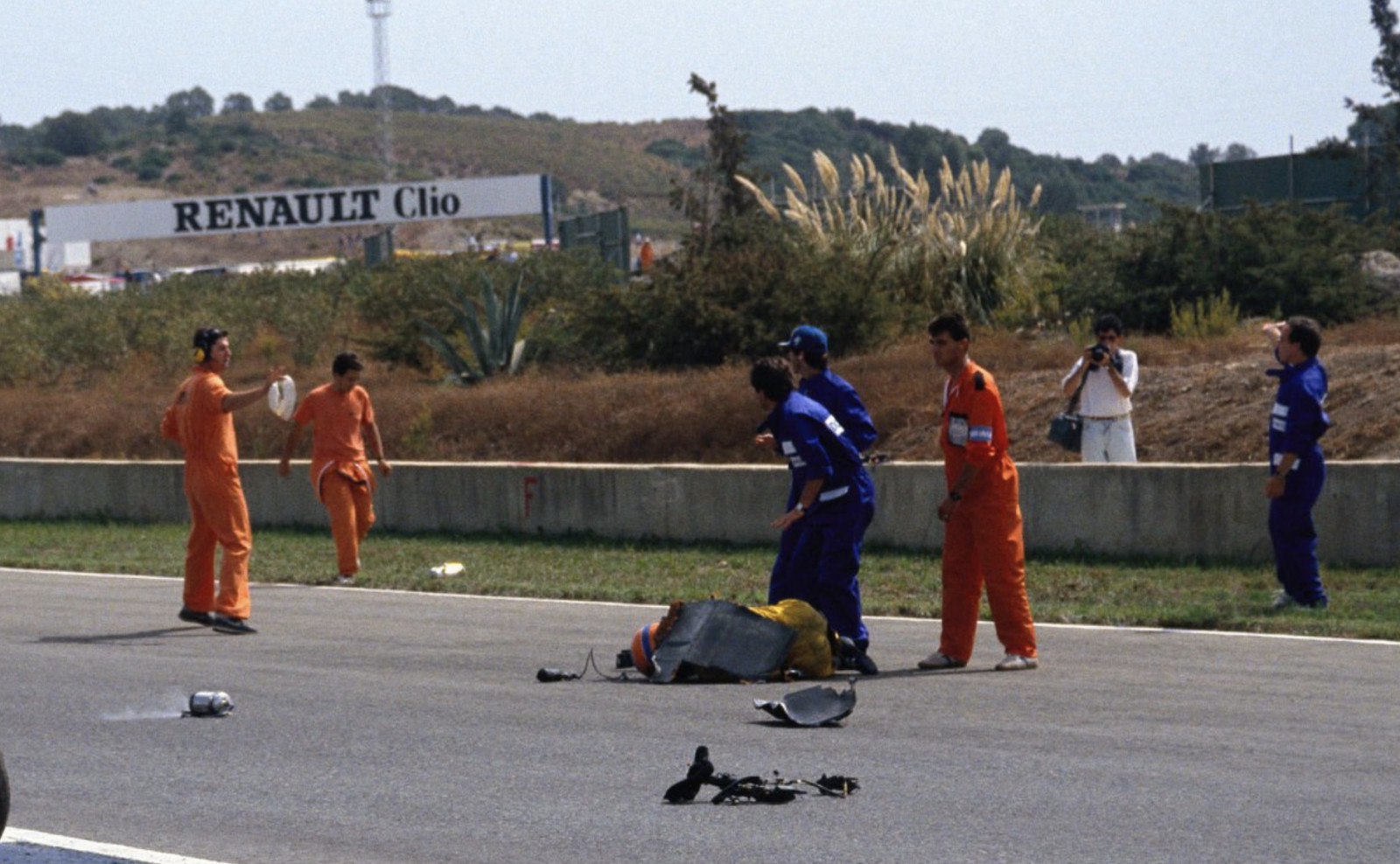 Marshals attend to Martin Donnelly after his accident during qualifying during the Spanish GP at Circuito de Jerez on September 29, 1990 in Circuito de Jerez, Spain.(Photo:Getty Images)