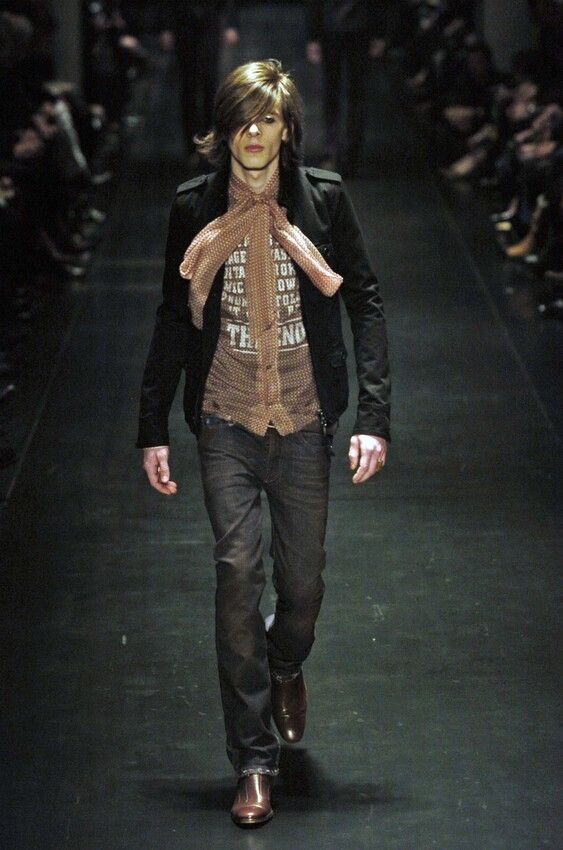 BST Dior Homme Thu Đông 2005. Chiếc quần jeans ống bó “khét tiếng” do Hedi thiết kế đã trở thành món đồ rất được nam giới ưa chuộng. Ảnh: firstVIEW