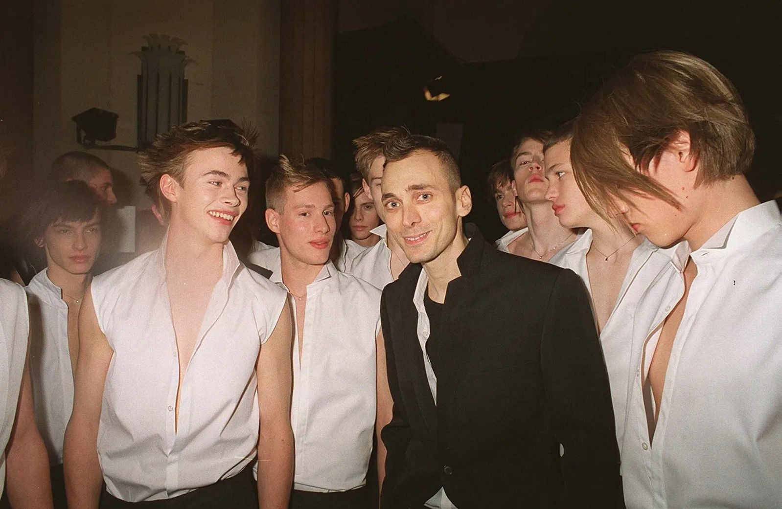 NTK Hedi Slimane cùng dàn người mẫu trong buổi ra mắt BST Dior Homme Thu Đông 2001 của ông. Ảnh: Bertrand Rindoff Petroff/Getty Images