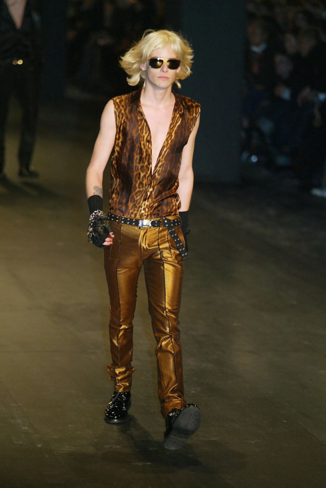 BST Dior Homme Thu Đông 2003. Trong giai đoạn này, thời trang nam của Dior tiếp nhận nguồn cảm hứng từ Rock and Roll và nhanh chóng trở thành một hiện tượng văn hoá đại chúng. Ảnh: PIERRE VERDY/Getty Images
