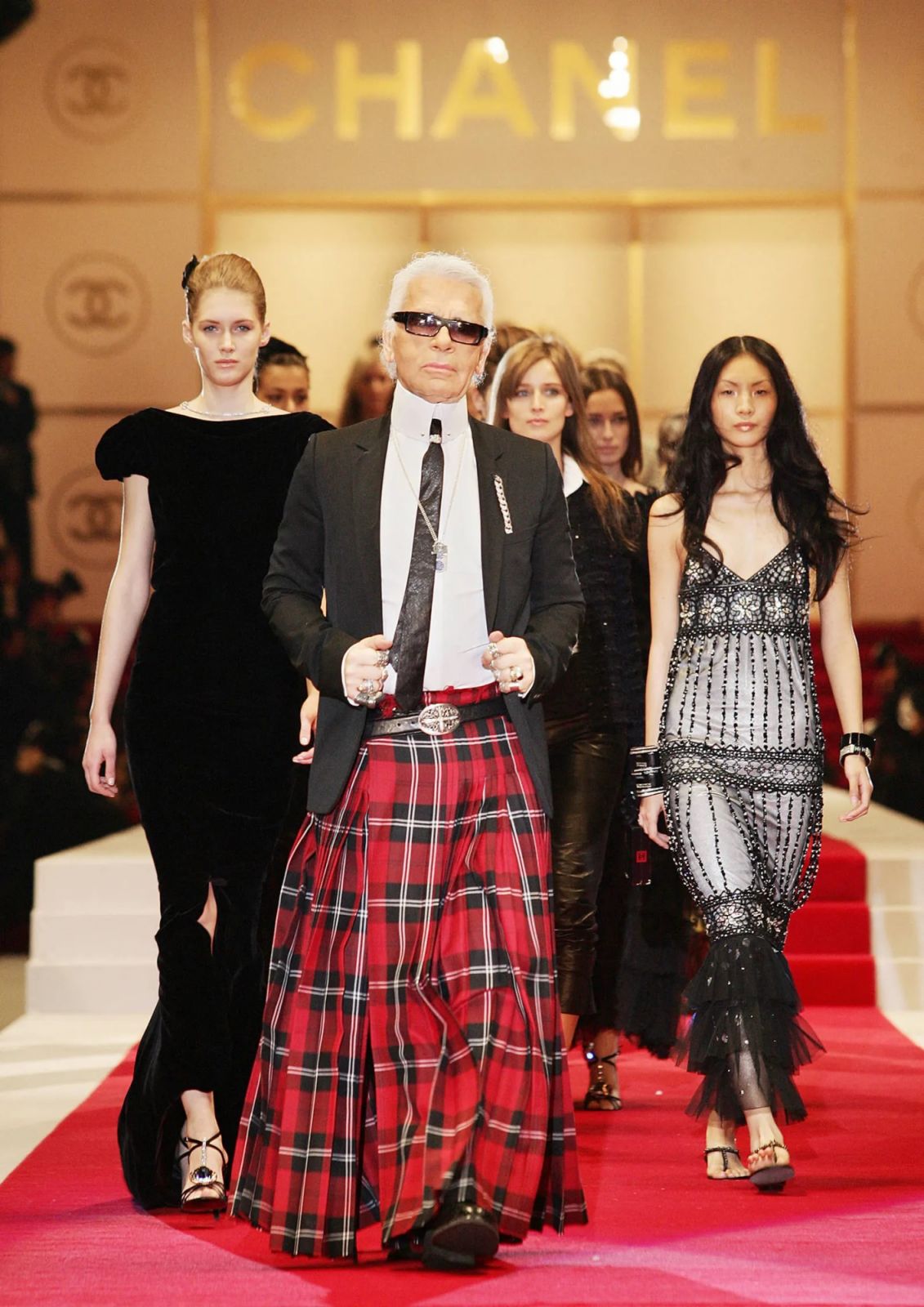 NTK Karl Lagerfeld mặc chân váy xếp ly Dior Homme trong buổi trình diễn BST CHANEL Xuân Hè 2005 ở Tokyo. Ảnh: TORU YAMANAKA/Getty Images