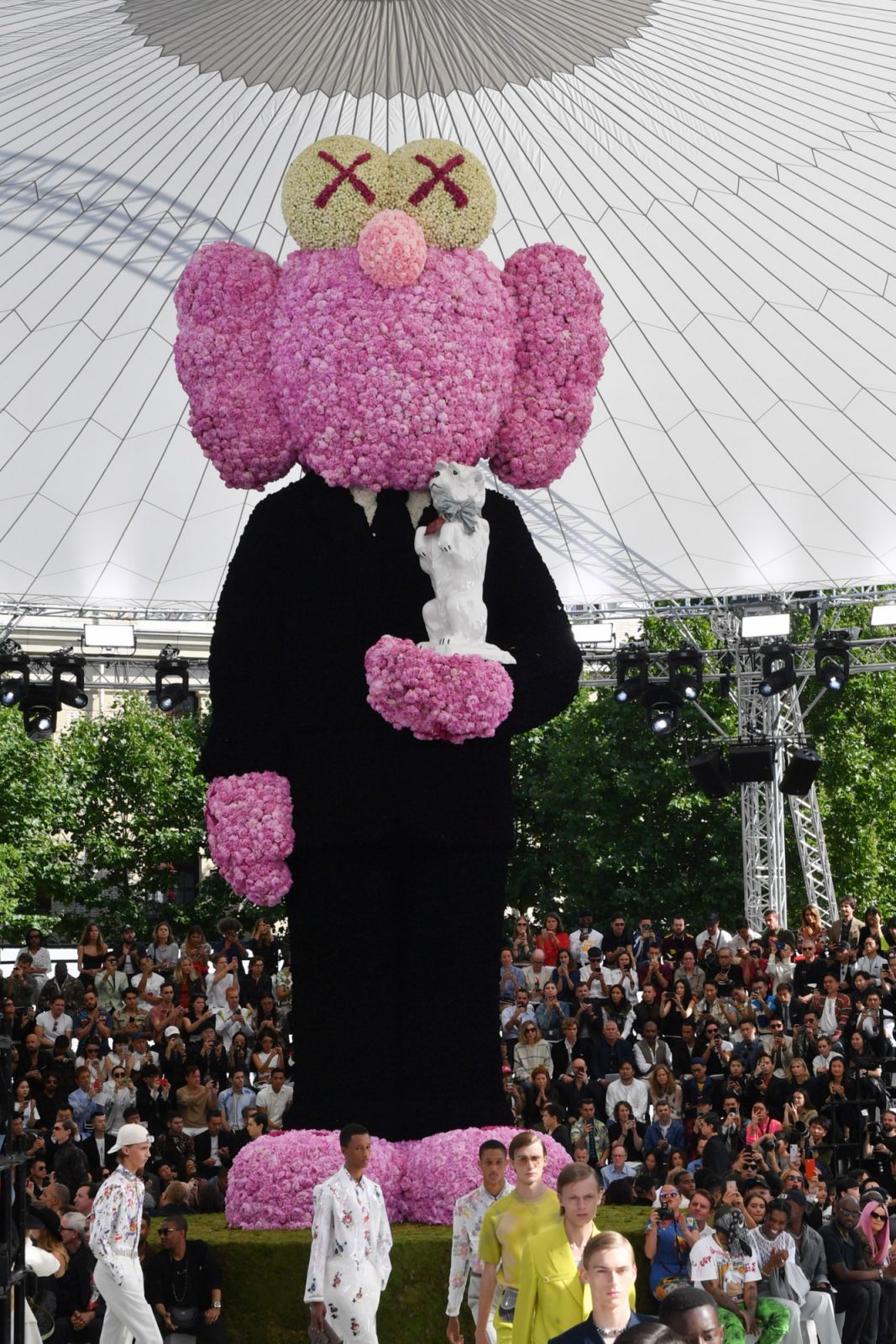 Tượng hoa Kaws trong buổi trình diễn ra mắt của Kim Jones. Ảnh: Stephane Cardinale - Corbis/Getty Images