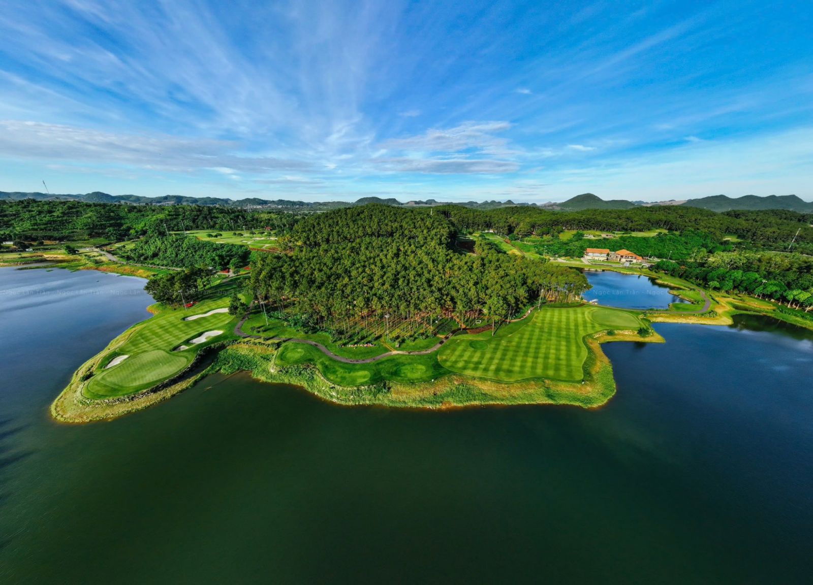 In the charming landscape of Ninh Binh, Trang An Golf & Resort is not only a place to savour each swing amid majestic nature but also a destination for a restful and poetic retreat (photo: Facebook/Trang An Golf & Resort)