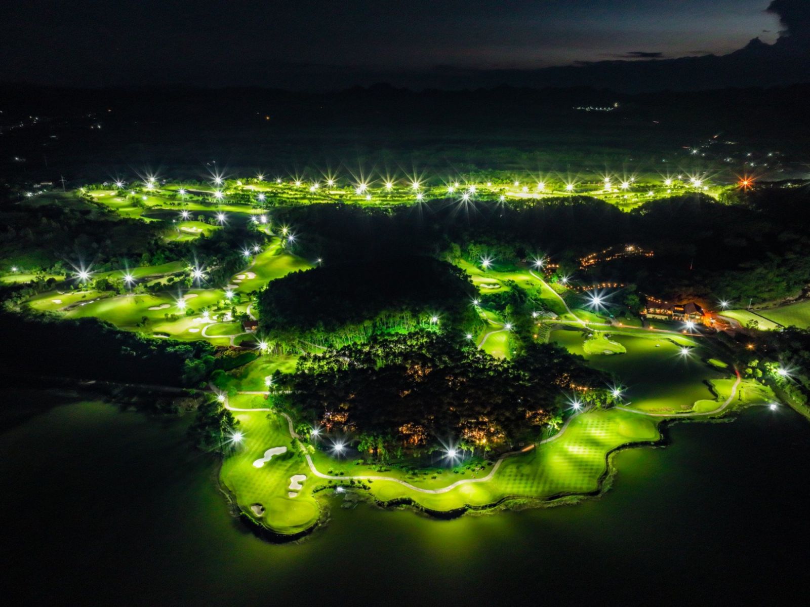 In the charming landscape of Ninh Binh, Trang An Golf & Resort is not only a place to savour each swing amid majestic nature but also a destination for a restful and poetic retreat (photo: Facebook/Trang An Golf & Resort)