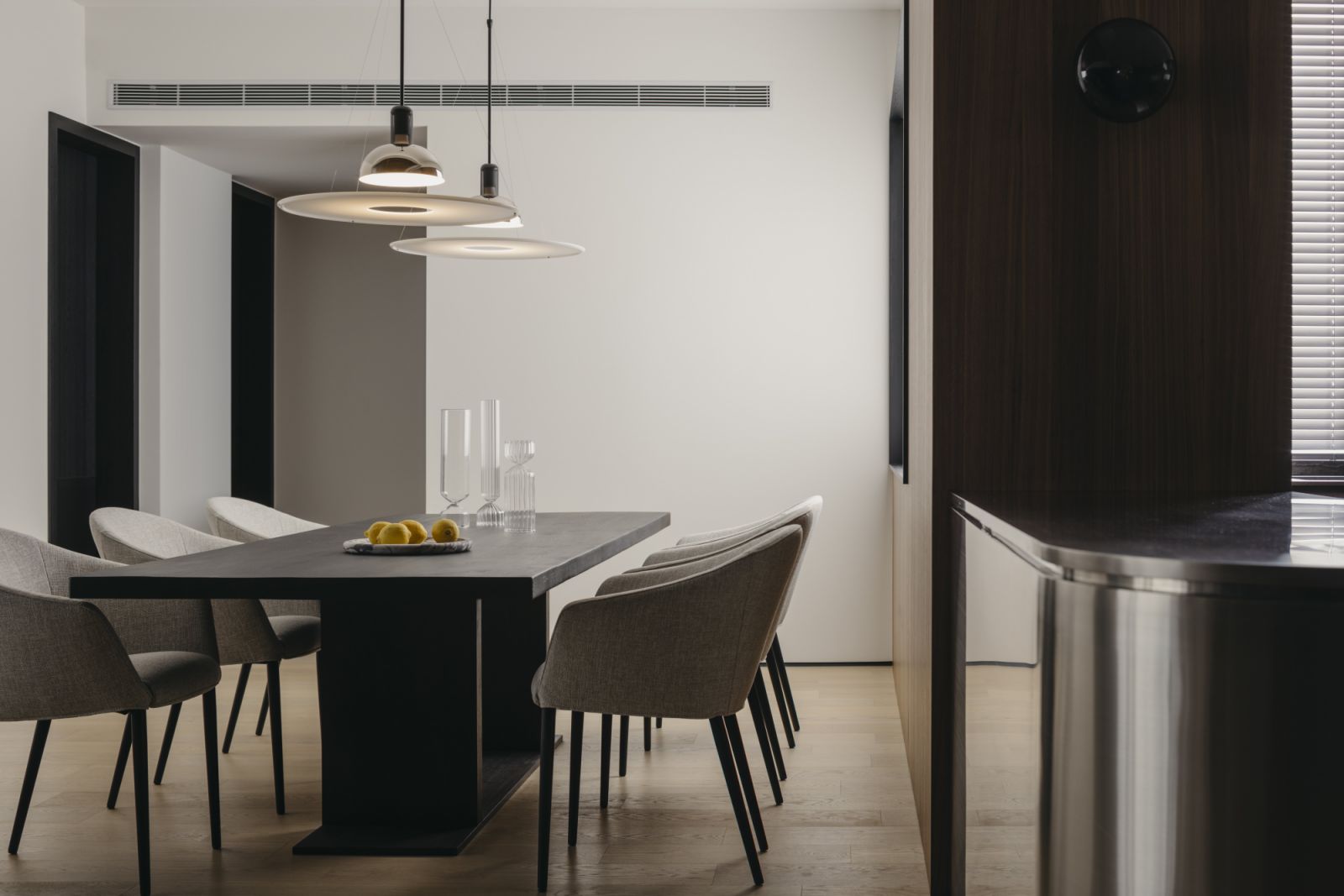 The designers installed timber fixtures in varying shades and finishes to create visual interest and enhance the sense of dynamism in the home