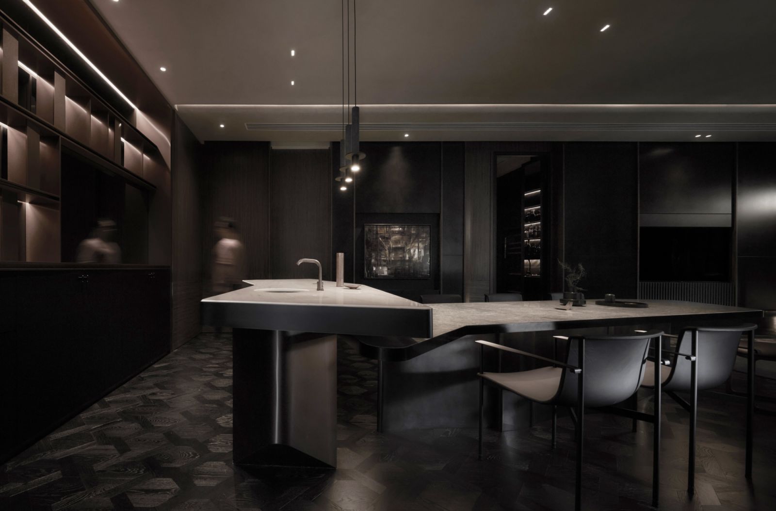 The kitchen island hovers above the dining table, their shapes were inspired by Yabu Pushelberg’s design language for MeyerHouse
