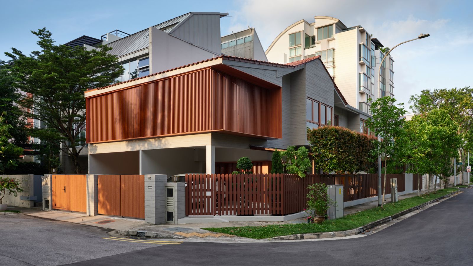 The indoors and outdoors blur into meditative spaces when the aluminium screen slides open