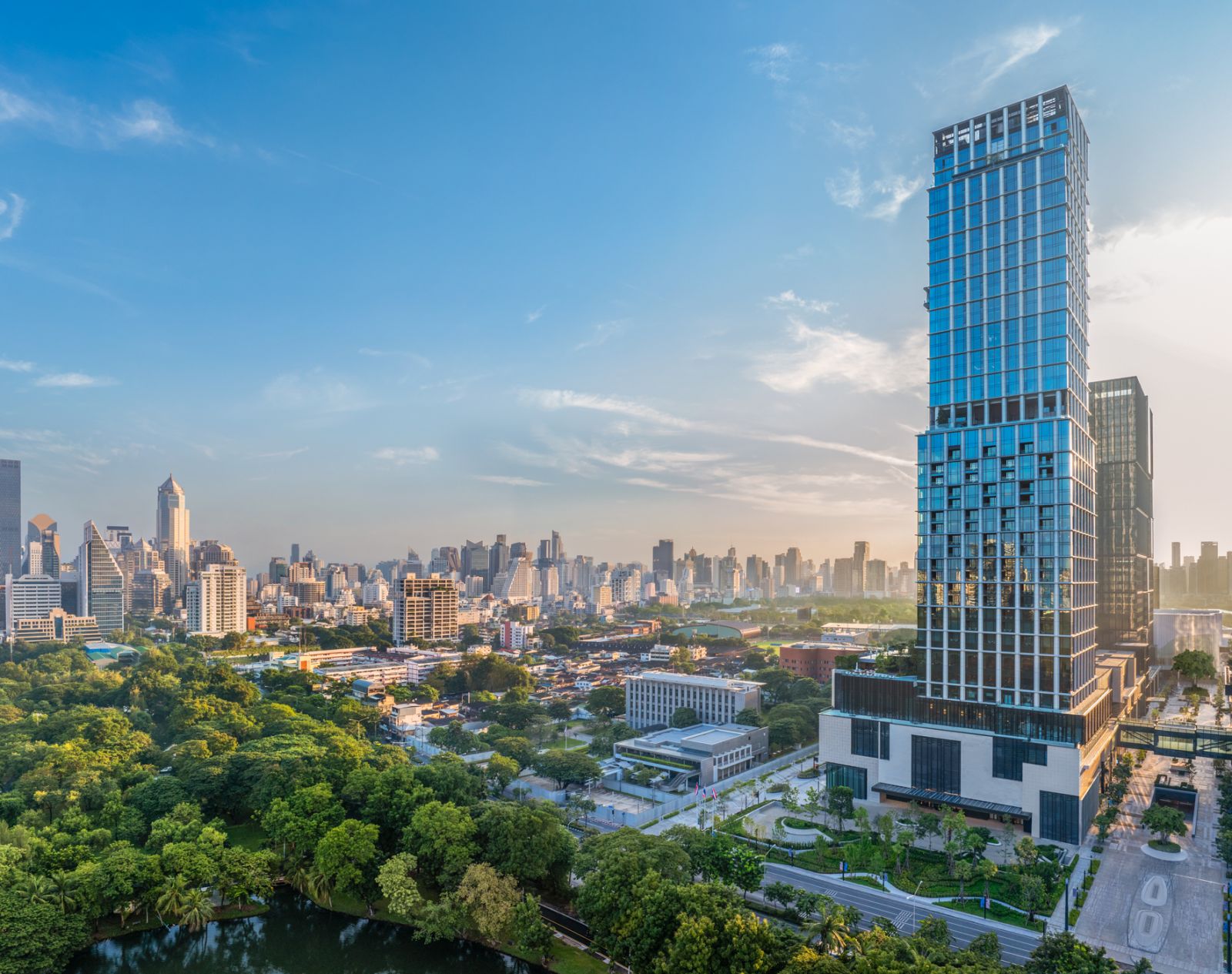โรงแรมเดอะ ริทซ์-คาร์ลตัน กรุงเทพฯ เคียงข้างพื้นที่สีเขียวใจกลางเมืองอย่าง สวนลุมพินี (ภาพ: The Ritz-Carlton, Bangkok)