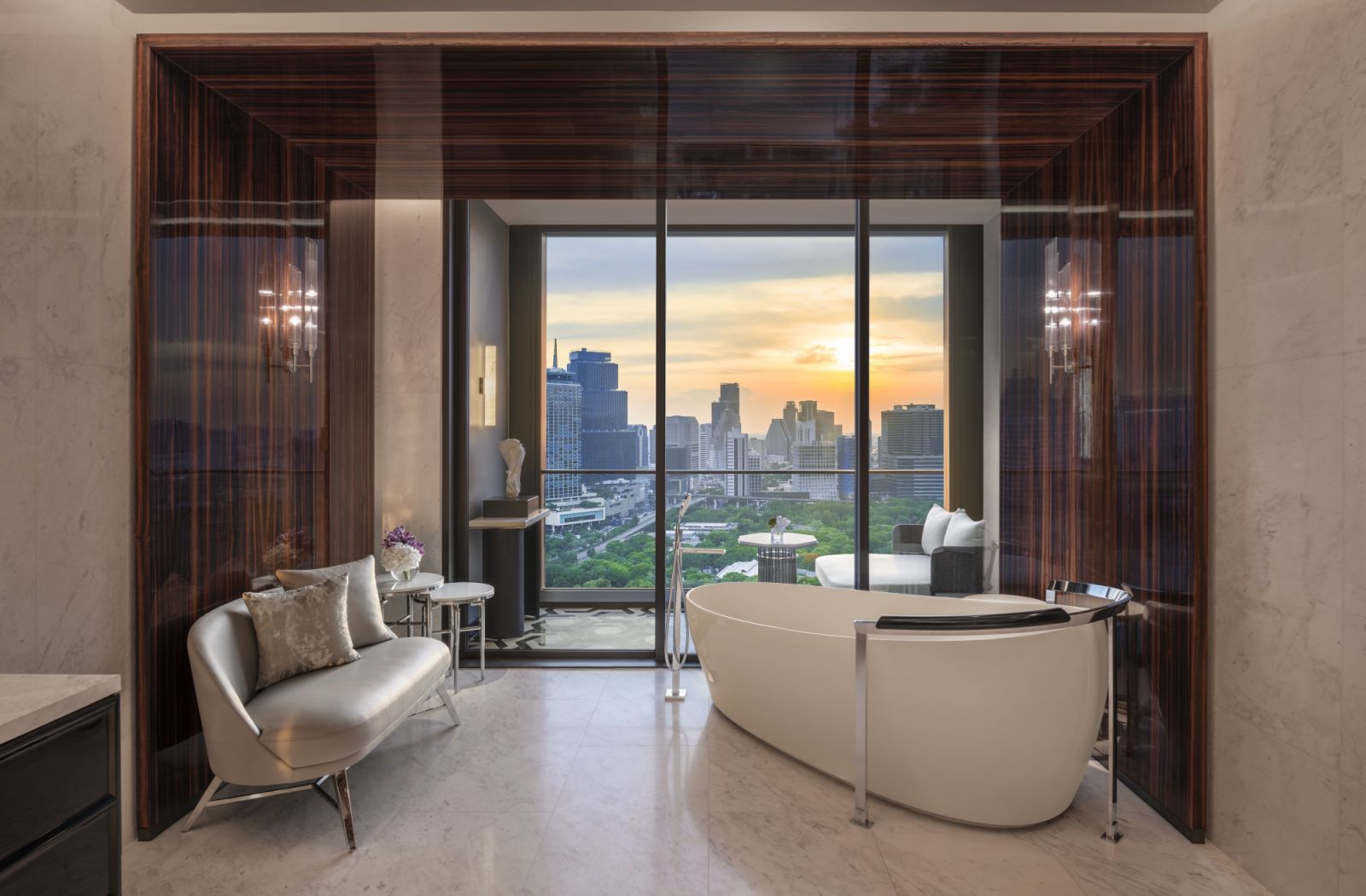 อ่างอาบน้ำส่วนตัว พร้อมชมวิวสวนลุมพินี จากห้องสวีท The Ritz-Carlton Suite โรงแรมเดอะ ริทซ์-คาร์ลตัน กรุงเทพฯ (ภาพ: The Ritz-Carlton, Bangkok)