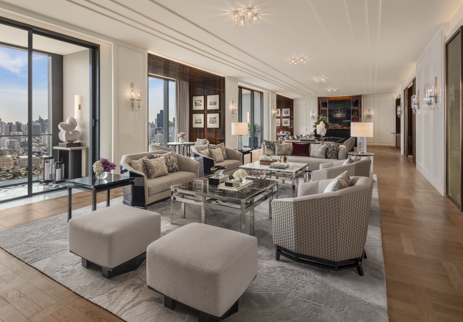 ห้องนั่งเล่นของห้องสวีท The Ritz-Carlton Suite โรงแรมเดอะ ริทซ์-คาร์ลตัน กรุงเทพฯ (ภาพ: The Ritz-Carlton, Bangkok)