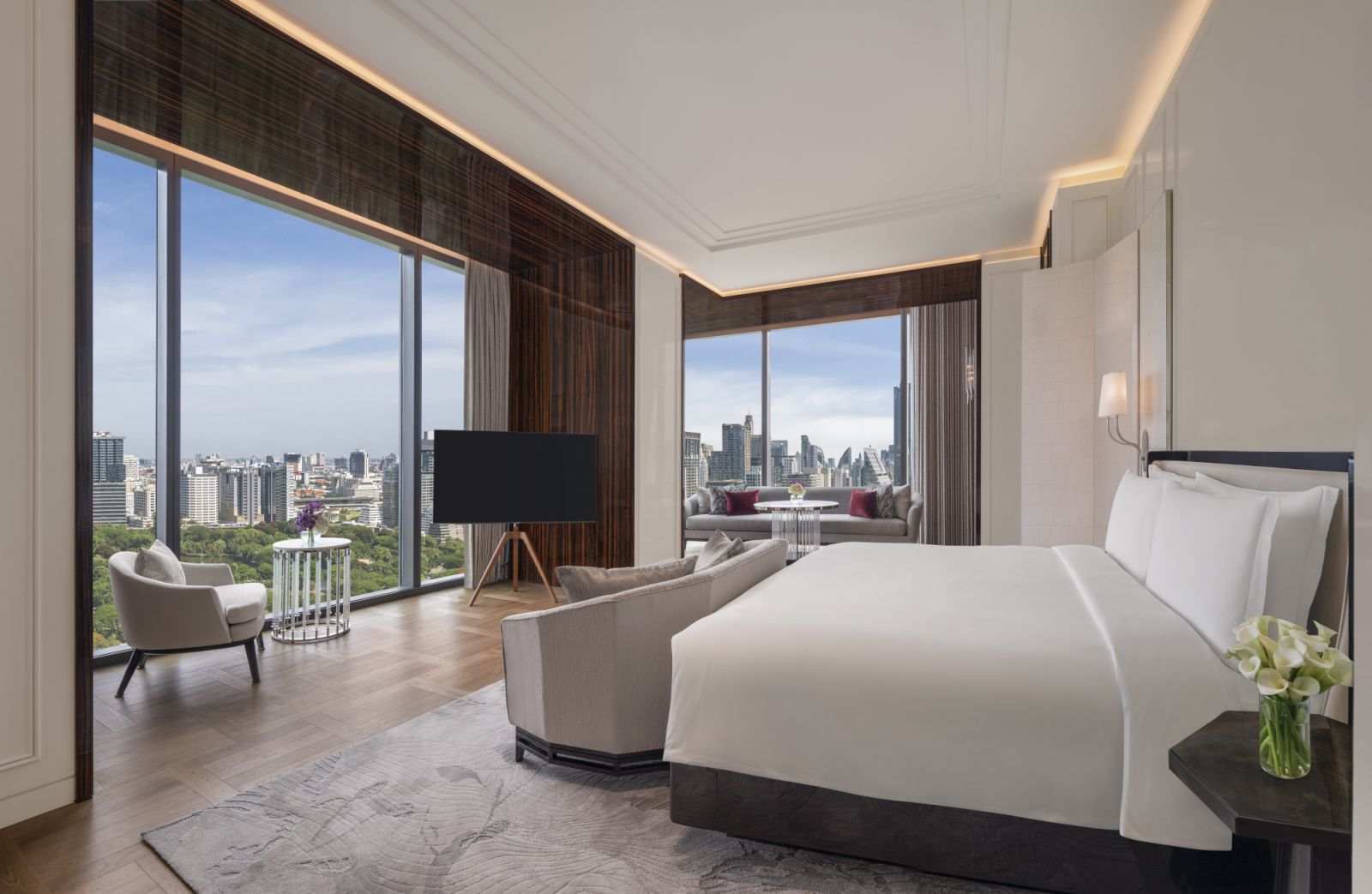 Master Bedroom ของห้องสวีท The Ritz-Carlton Suite โรงแรมเดอะ ริทซ์-คาร์ลตัน กรุงเทพฯ (ภาพ: The Ritz-Carlton, Bangkok)