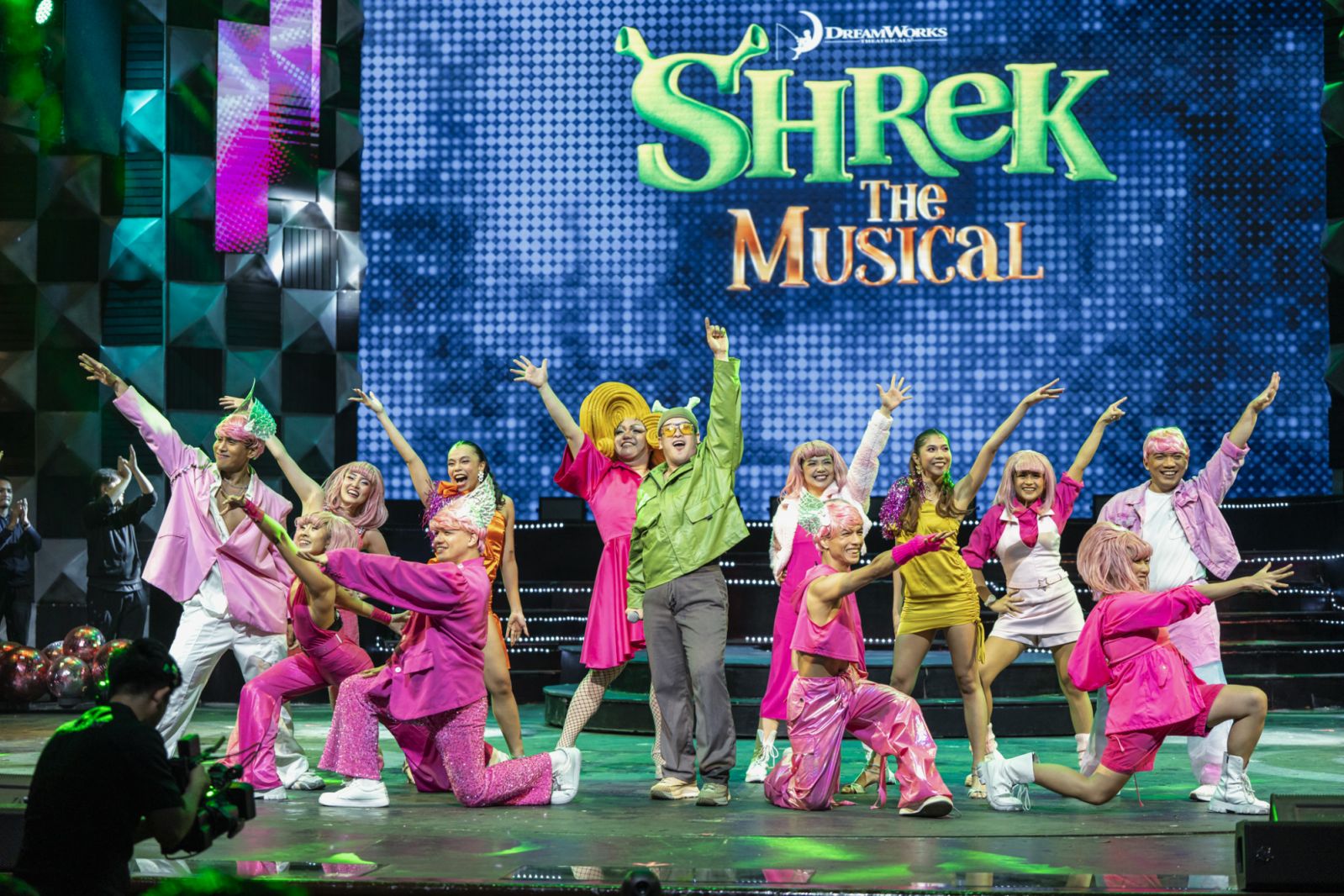 The cast of ‘Delia D: A Musical Featuring the Songs of Jonathan Manalo’ and Almond Bolante performing ‘I’m A Believer’ to tease ‘Shrek the Musical’ (Photo: Newport World Resorts)