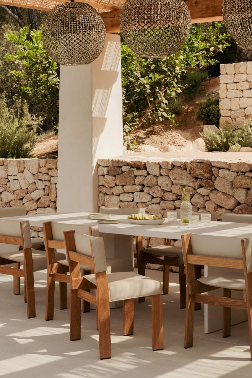 The outdoor dining space accommodates large gatherings with generous seating around custom tables, reflecting the owners’ role as keen entertainers
