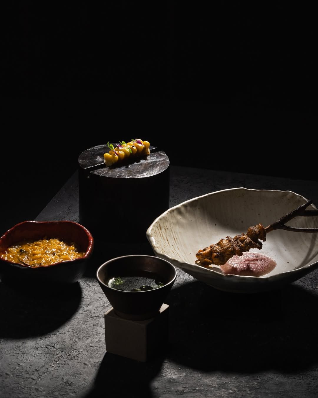 Với tinh thần “99% nguyên liệu bản địa Việt Nam, 1% là yếu tố bất ngờ”, chef Summer Lê đã thổi vào Nén một làn gió mới. Ảnh: nenlightrestaurant