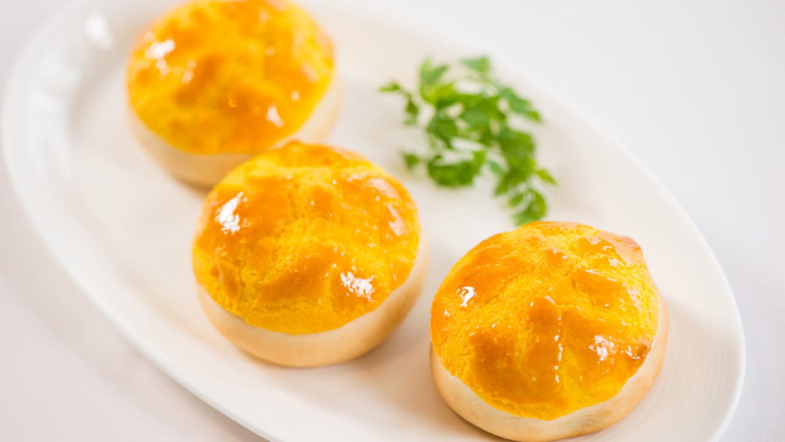 Baked Barbecued Pork Buns with Pine Nuts