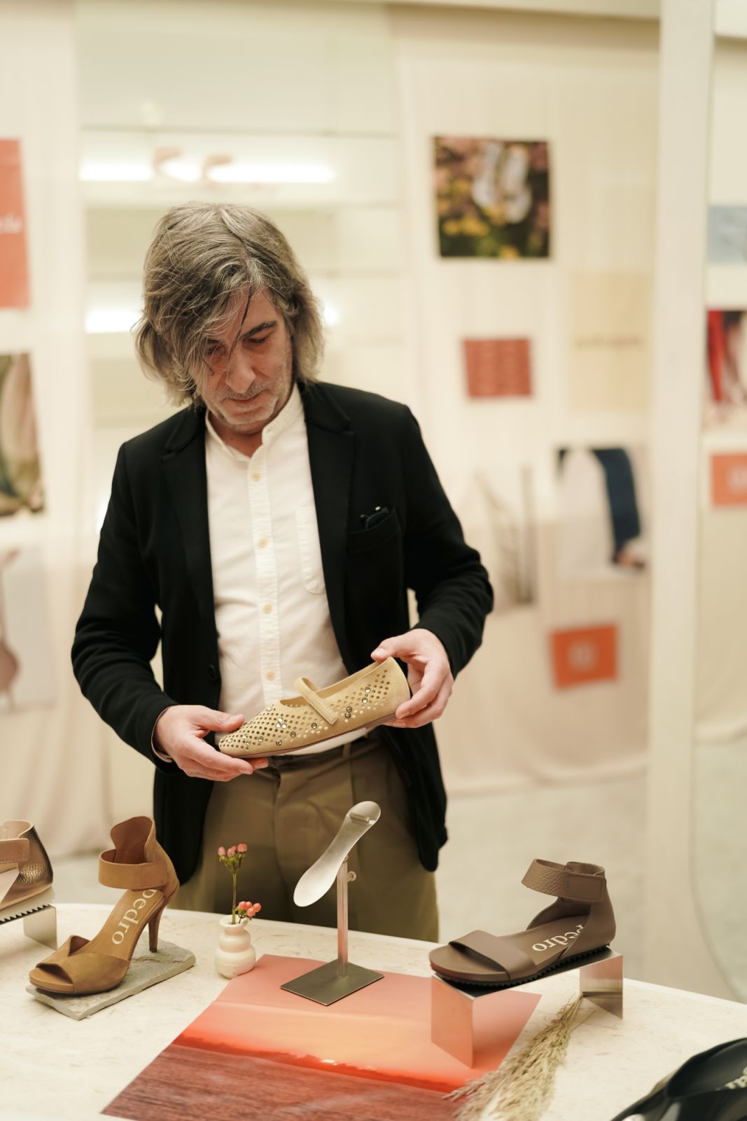Pedro García holding a new silhouette (Photo: Yaparazzi)