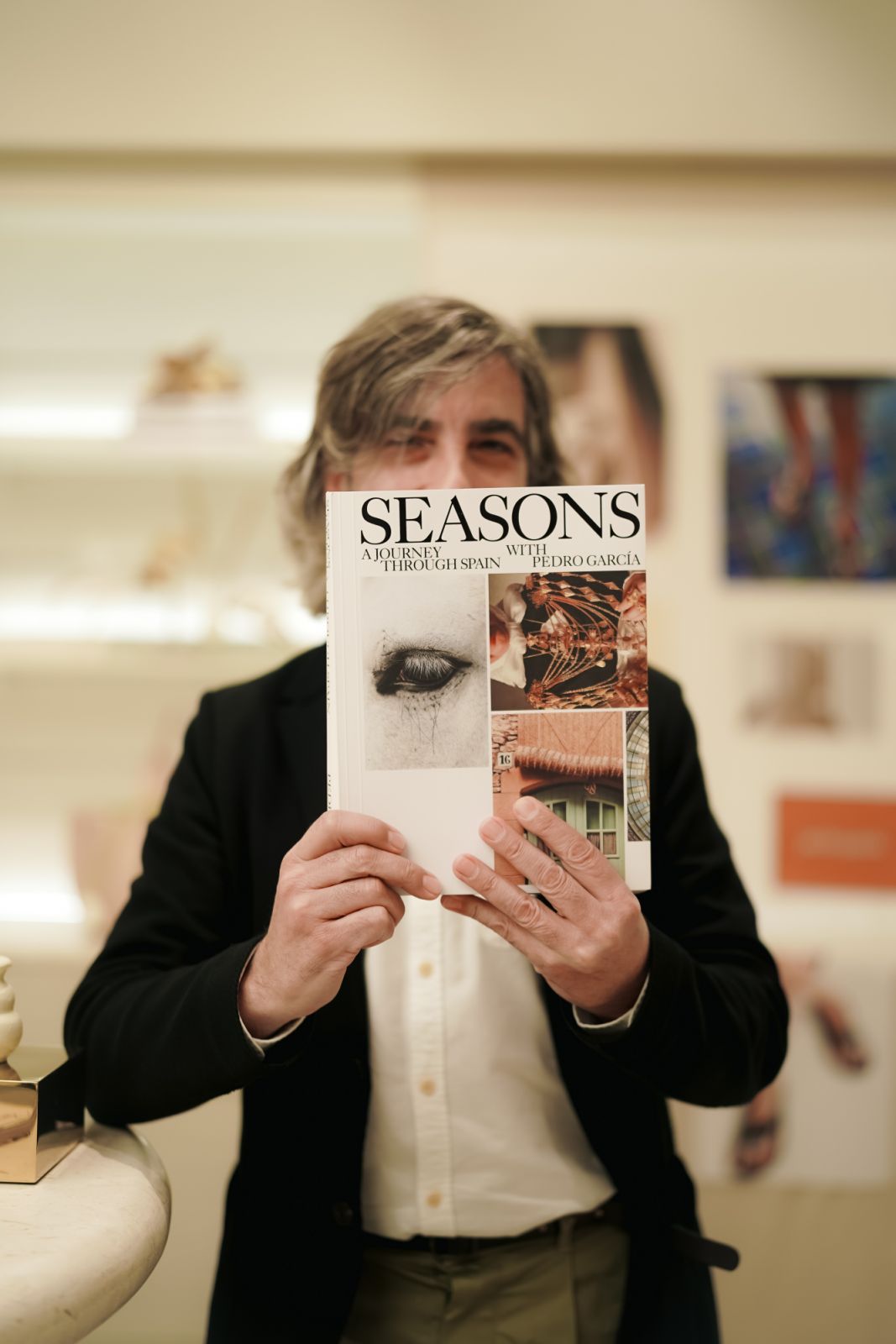 Pedro García showcasing his new book (Photo: Yaparazzi)