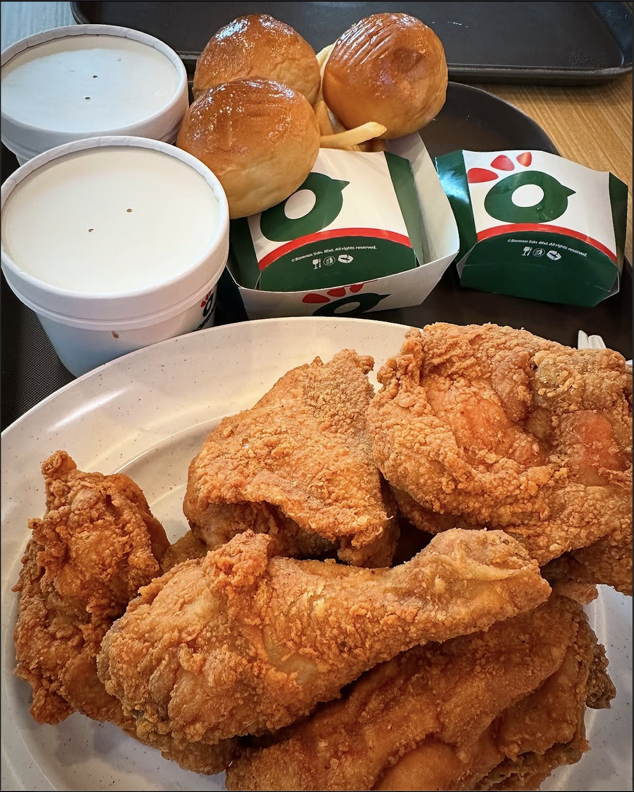 Golden-brown fried chicken, served with soft potato buns and a chilled drink—Borenos delivers comfort and crunch in every bite (Photo: Instagram / @borenosfriedchicken)