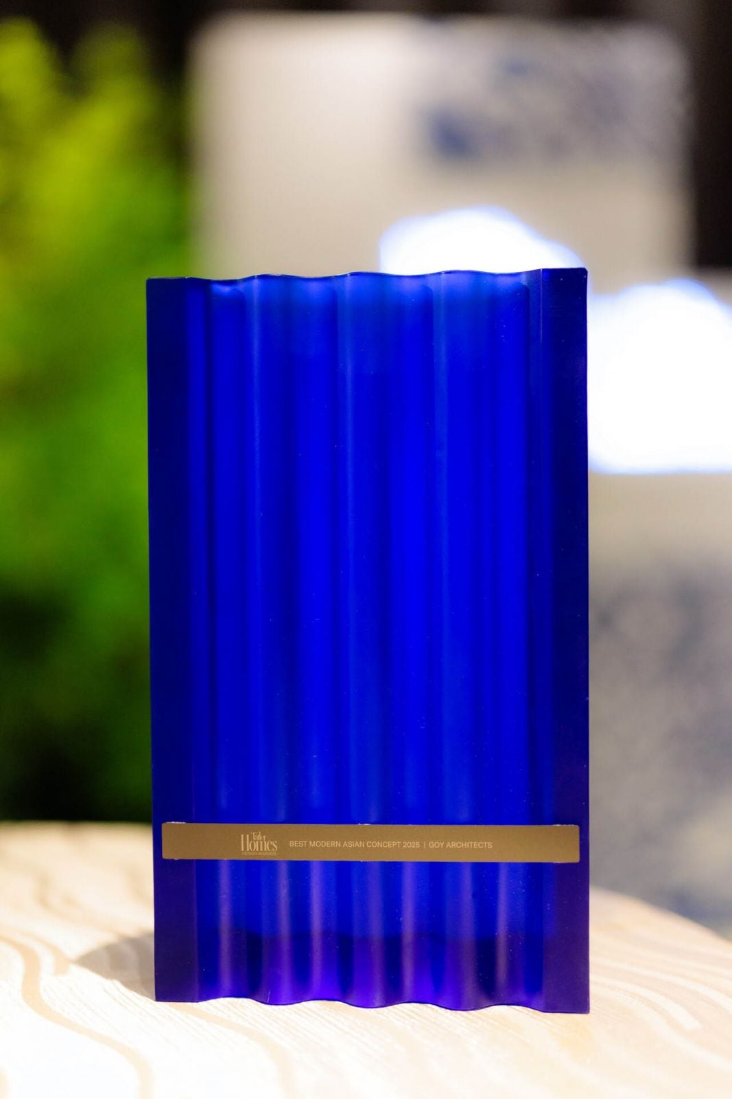 THDA 2025 - Singapore's trophy courtesy of Daum, designed by French artist Victoria Wilmotte