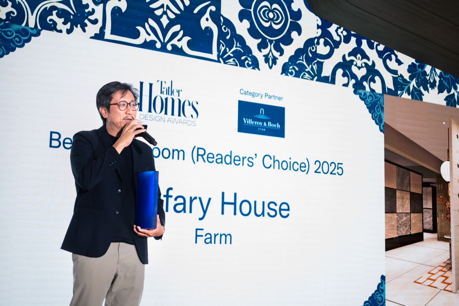 Tiah Nan Chyuan accepting the Best Showroom (Readers’ Choice) on behalf of design firm Farm, who designed winning project Hafary House