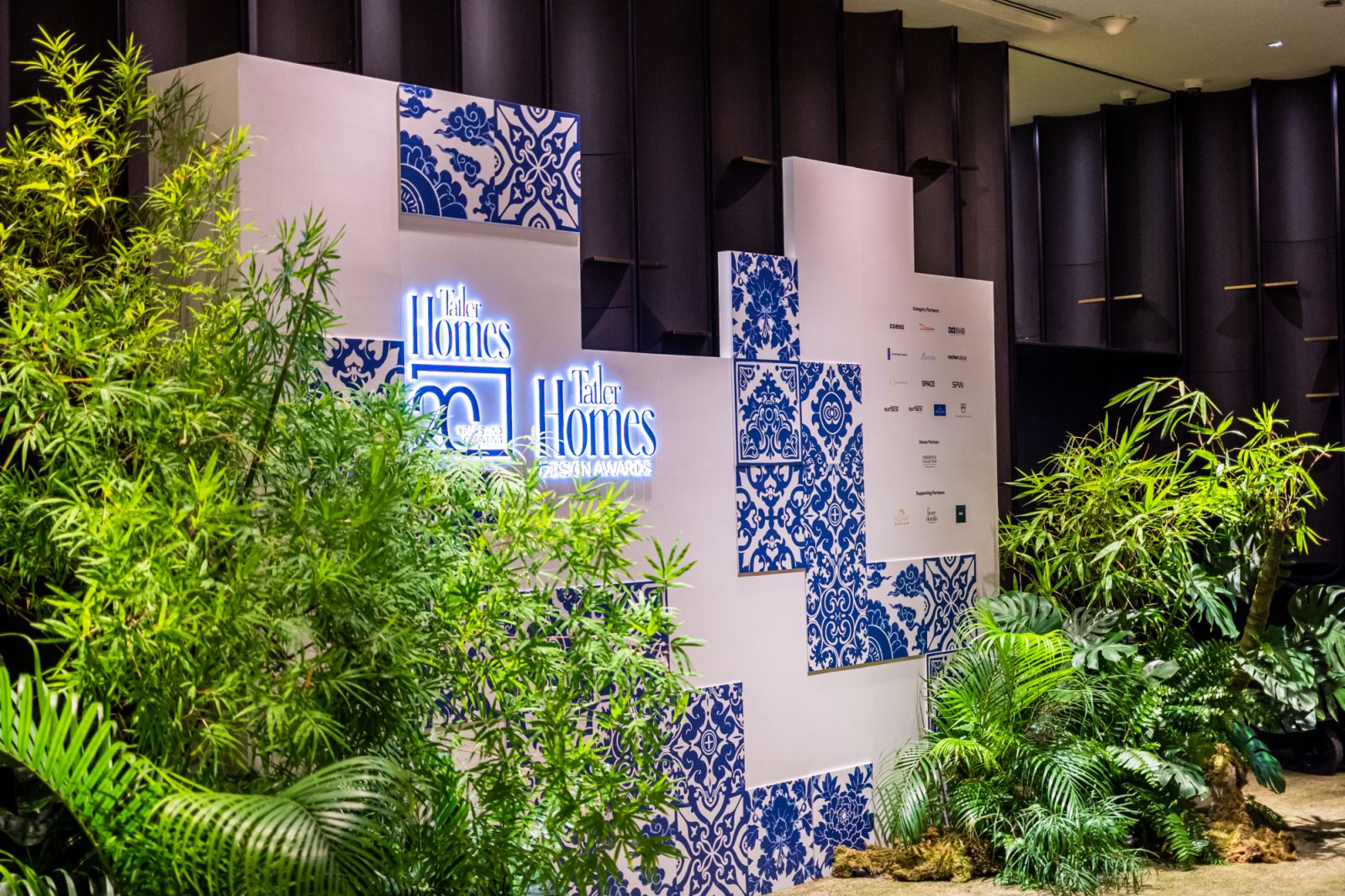 A striking photo wall where guests could capture glamorous moments